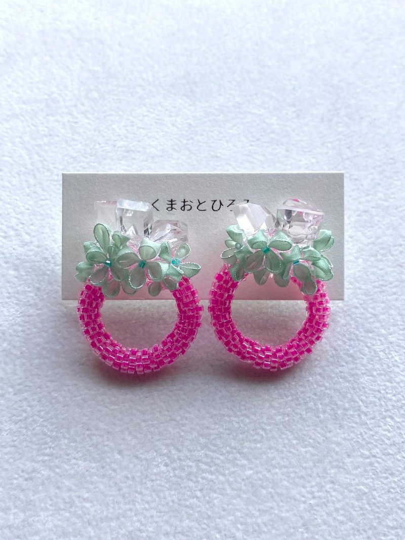ネオンカラービーズとクリスタルに咲く小さなお花のイヤーアクセサリー - 耳環/耳夾/耳骨夾 - 絲．絹 粉紅色
