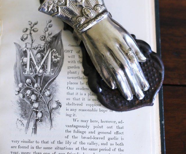 19世紀の終わりにビクトリア朝時代のアンティーク錫ハンド