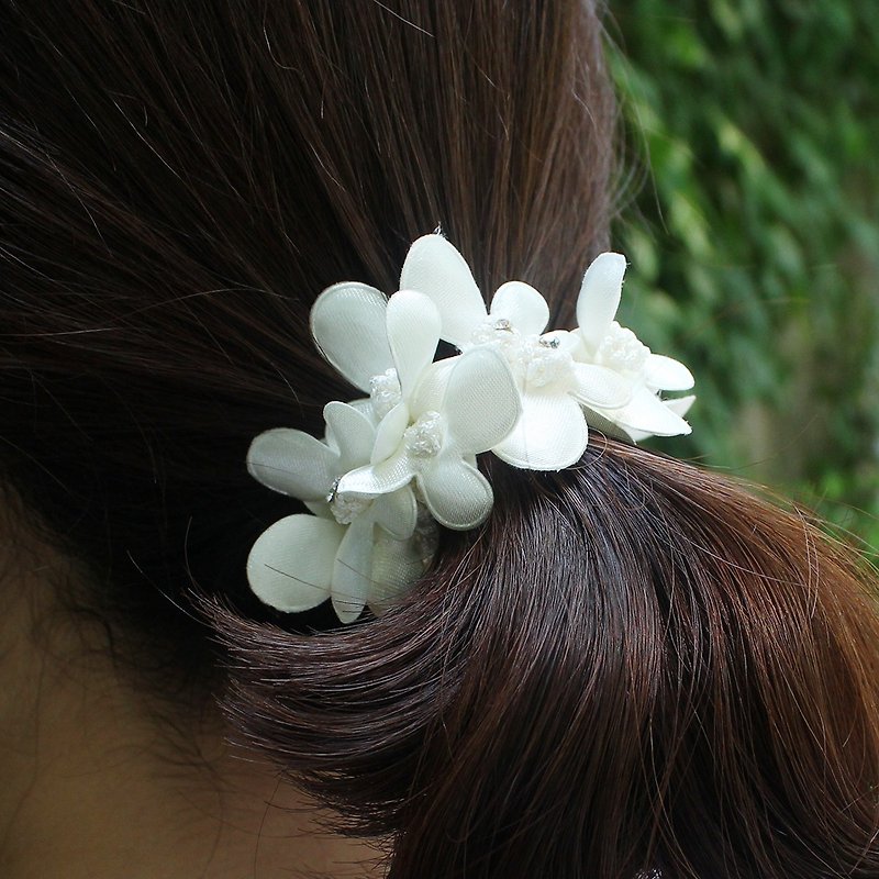 アイボリーの花ロマンチックなScrunchie - ヘアアクセサリー - その他の素材 ホワイト