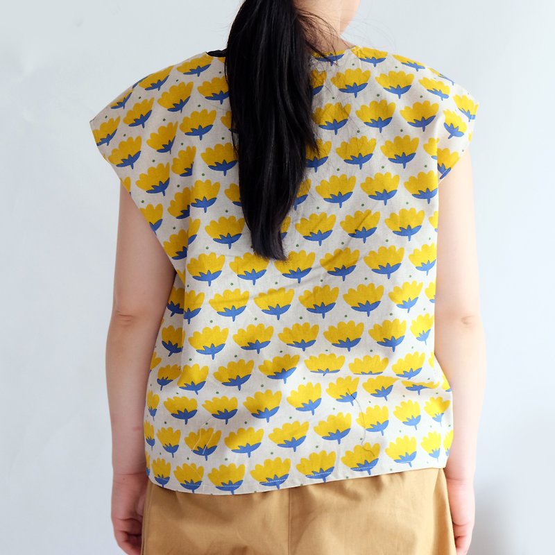 Japanese short-board V-neck shirt rapeseed yellow flower handmade custom-made shirt - Women's Tops - Cotton & Hemp Yellow