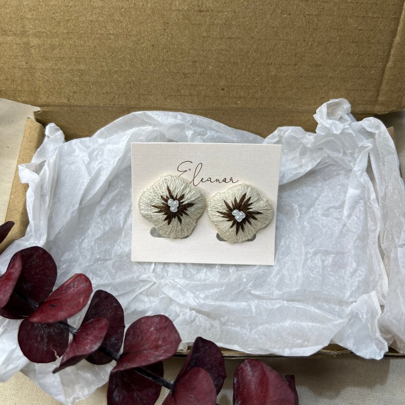 Ready Stock/ Clip-On-Irregular Embroidered Flower Earrings - ต่างหู - งานปัก 