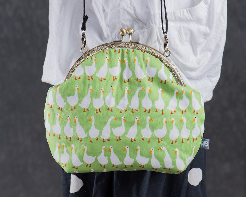 【我的老天鵝-綠底】復古金屬口金包-大款 #隨身包 #可愛  #搞笑 #蔡胖最愛 - 側背包/斜孭袋 - 棉．麻 綠色