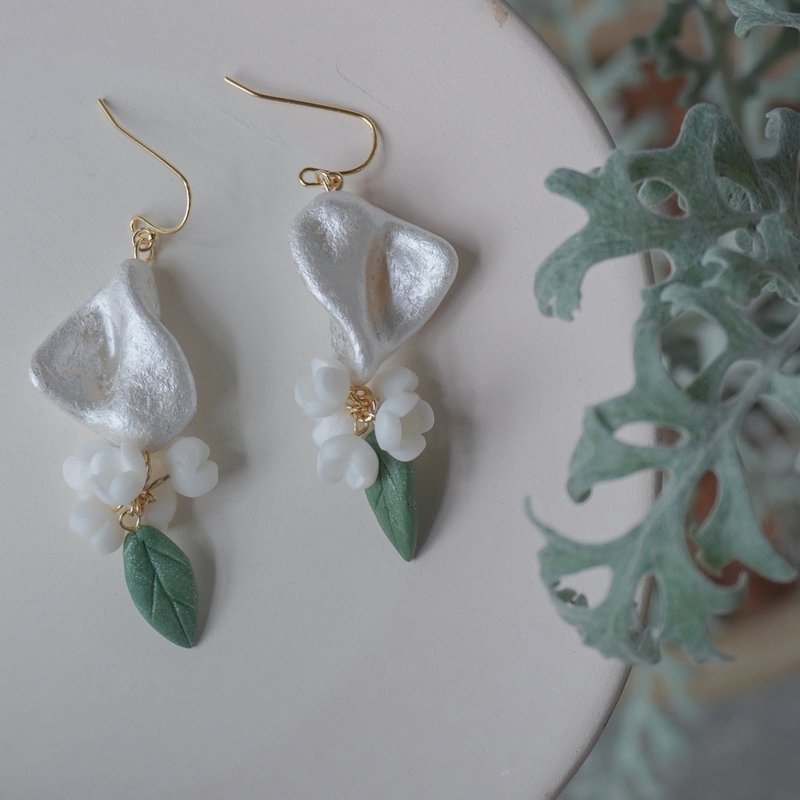 TeaTime Flower Baroque Pearl Flower Combination Earrings Ear Clips - Earrings & Clip-ons - Other Materials White