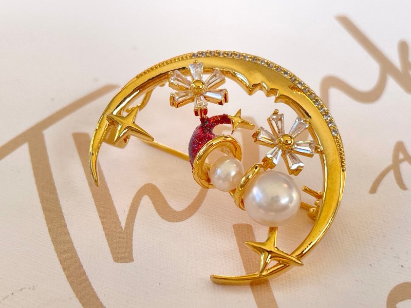 Christmas Blessings Natural Freshwater Pearl Brooch/Pendant - เข็มกลัด - ไข่มุก ขาว