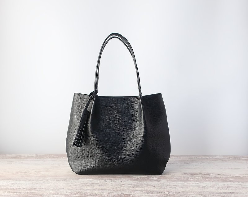 Fluffy tucked tote bag, M size, black x black, made-to-order - กระเป๋าถือ - หนังแท้ สีดำ