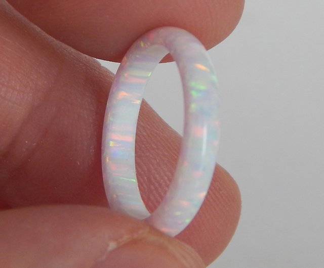 ホワイトオパールの結婚指輪。ソリッドオパールリング。合成オパール