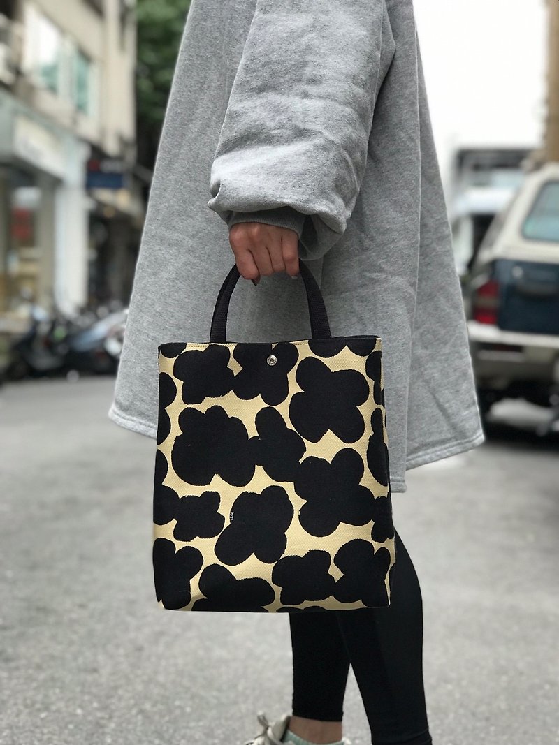 Miranda Handmade Lightweight Walking Bag - Dairy Cow Hug - กระเป๋าถือ - ผ้าฝ้าย/ผ้าลินิน ขาว