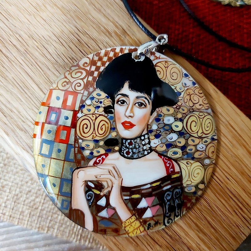Pearl pendant necklace with Adele by Gustav Klimt, Jewelry inspired by art style - สร้อยคอ - เปลือกหอย สีทอง