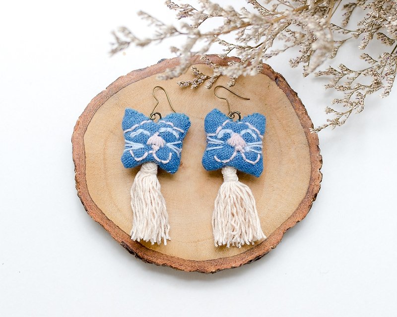 Earrings embroidery | The Cat #001 - ต่างหู - ผ้าฝ้าย/ผ้าลินิน สีน้ำเงิน