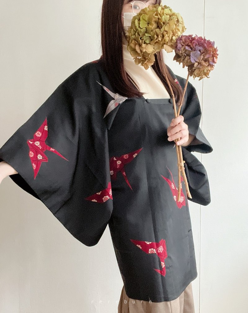 Japan-made Japanese-style paper crane print long black vintage dosho kimono jacket - เสื้อแจ็คเก็ต - เส้นใยสังเคราะห์ สีดำ