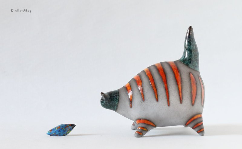 Handmade Ceramic Cat with Fish – Modern Animal Sculpture with Orange Stripes - 擺飾/家飾品 - 黏土 紅色