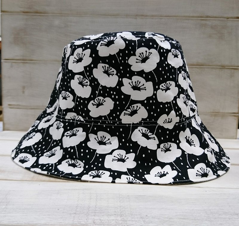 Black Poodle Flower & Mushroom Pattern Double-sided Fisherman's Hat Hood - หมวก - ผ้าฝ้าย/ผ้าลินิน สีดำ