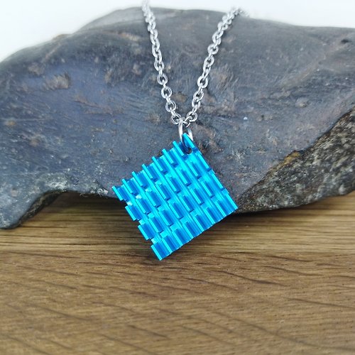 Cyberpunk Jewelry Boutique 霓虹藍色訊息包項鍊。 用於訊連科學女友的科幻珠寶。
