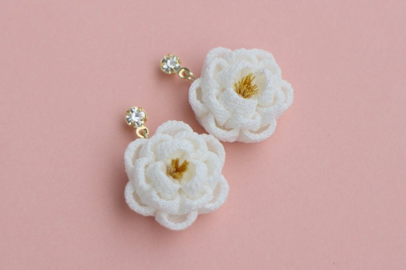 Pure silk soft camellia stone earrings, white, knob work, Japanese yukata, kimono, round rose, rose, swaying, swaying - ต่างหู - ผ้าไหม ขาว