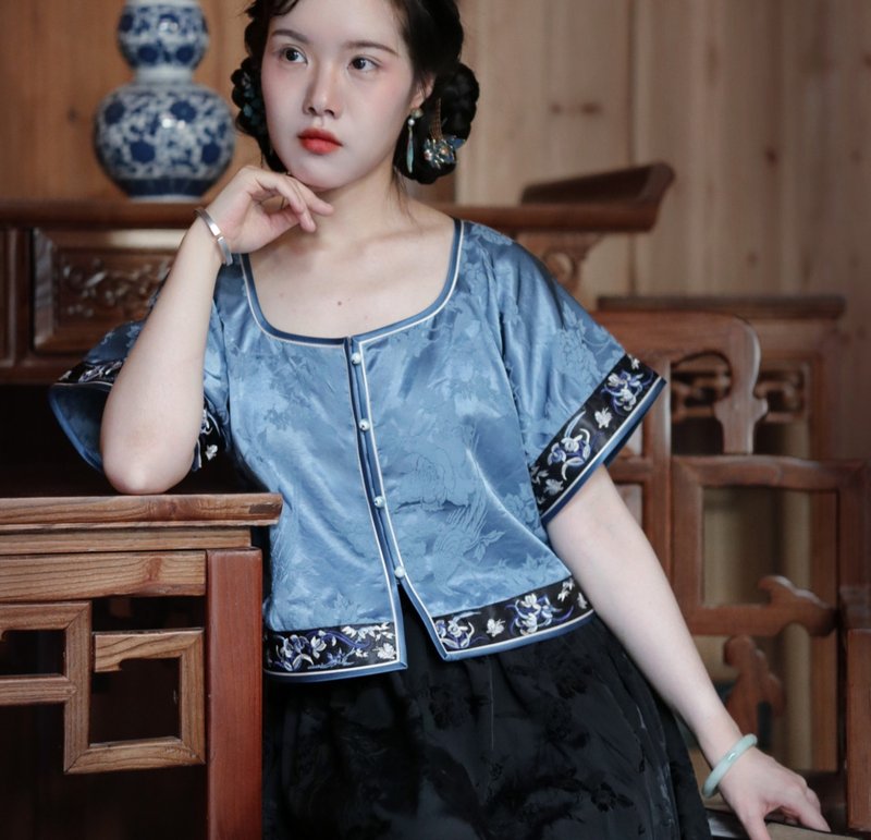 【閒乘月】民國復古風 人絲提花/方領刺繡上衣/半身裙 - 女上衣/長袖上衣 - 其他材質 藍色