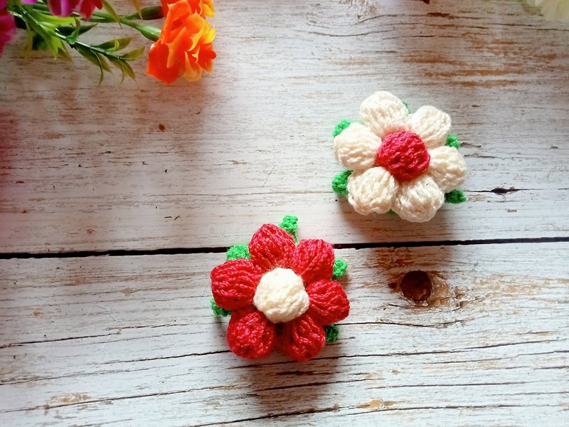 Set 1 pair, crochet pin flower decoration, crochet flower handmade - 胸針/心口針 - 棉．麻 多色