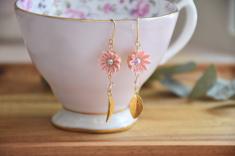 Lovely pink leaf custom-made silk flower earrings / つまみ细工ピアス - Earrings & Clip-ons - Silk Pink