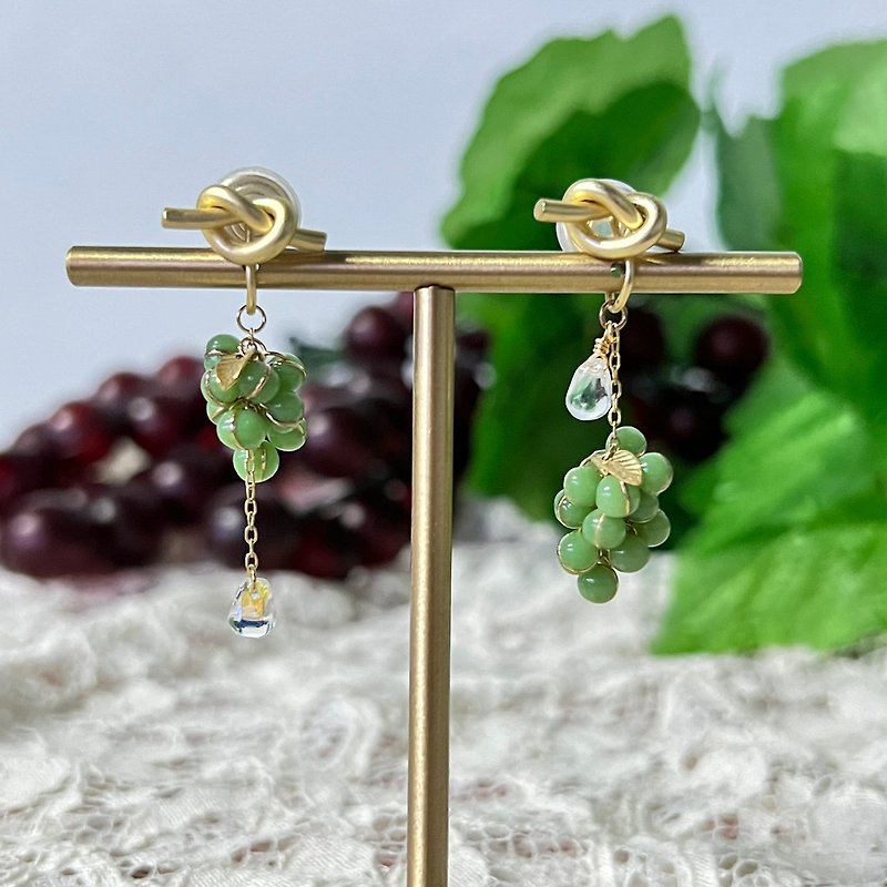 Earrings Abundant Fruit - Muscat Asymmetric Resin Jewelry Handmade Jewelry - ต่างหู - เรซิน สีเขียว