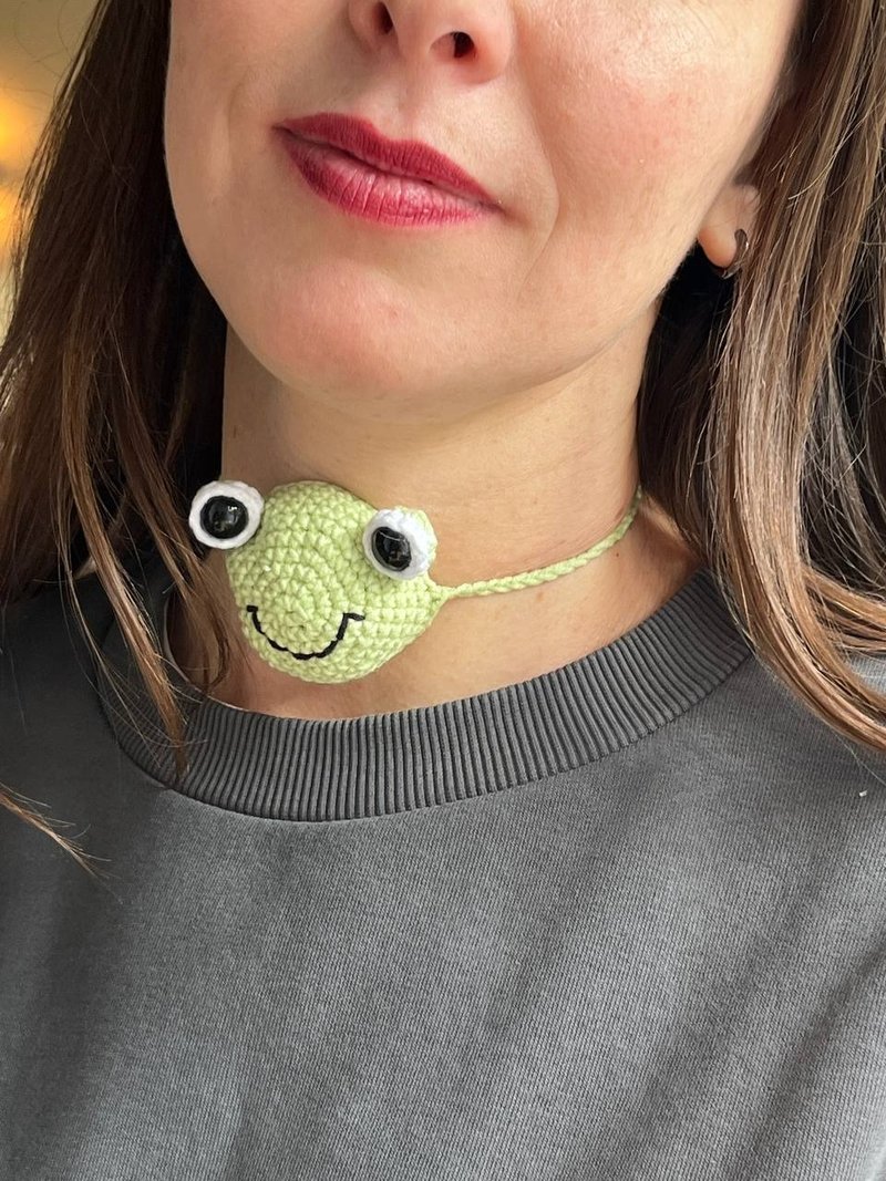 Adam's apple bra. Adam's apple hat. Adam apple cover frog. Neck choker toad - 頸鏈 - 棉．麻 綠色