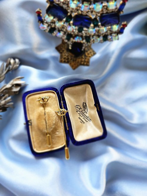 Hale黑爾典藏西洋古董 金色鏤空同心結紅藍萊茵帽針/hatpin珠寶首飾/美國西洋古董飾品