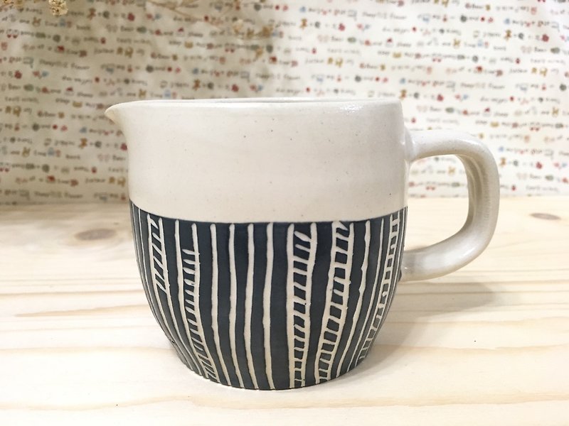 Hand lines of ceramic cup (mouth) - black - Mugs - Pottery Black