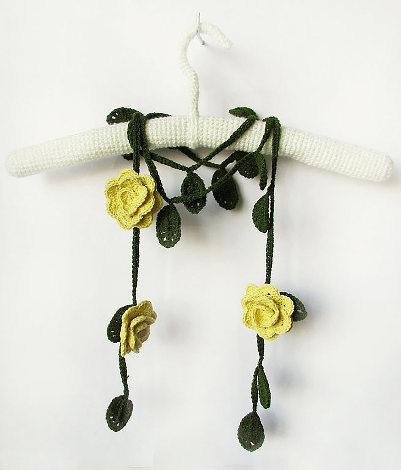 Yellow lariat scarf, floral crochet scarf, necklace scarf with lemon yellow rose - ผ้าพันคอ - ผ้าฝ้าย/ผ้าลินิน สีเหลือง
