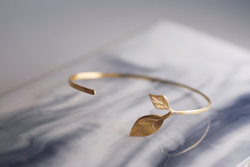 黃銅葉子幼手鐲 - 手鍊/手環 - 其他金屬 金色