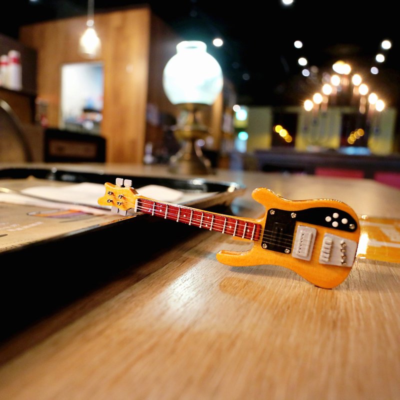 【素朴な木製ベース】リッケンバッカー ベースギター テクスチャー ミニモデル ペンダント - チャーム - 木製 カーキ