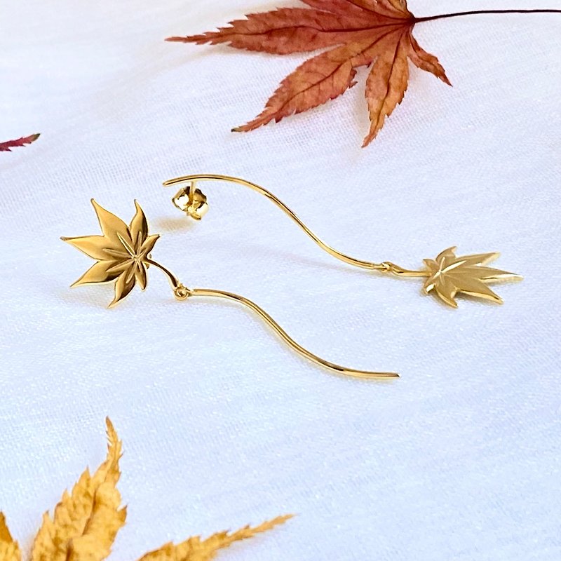 Maple Leaf Asymmetric 18K Gold Earrings - ต่างหู - เครื่องประดับ สีทอง