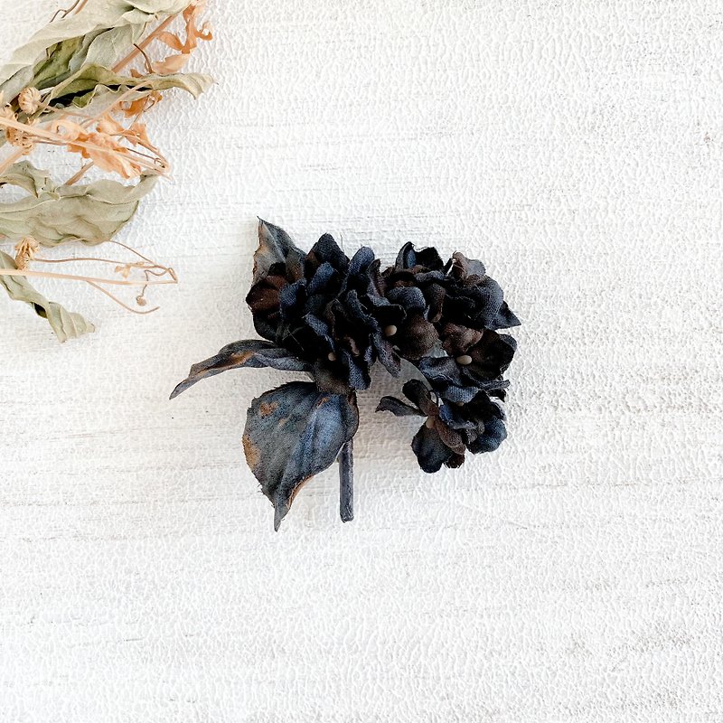 Corsage: Rusted Black hydrangea. (Type-B) - เข็มกลัด/ข้อมือดอกไม้ - ผ้าฝ้าย/ผ้าลินิน สีดำ