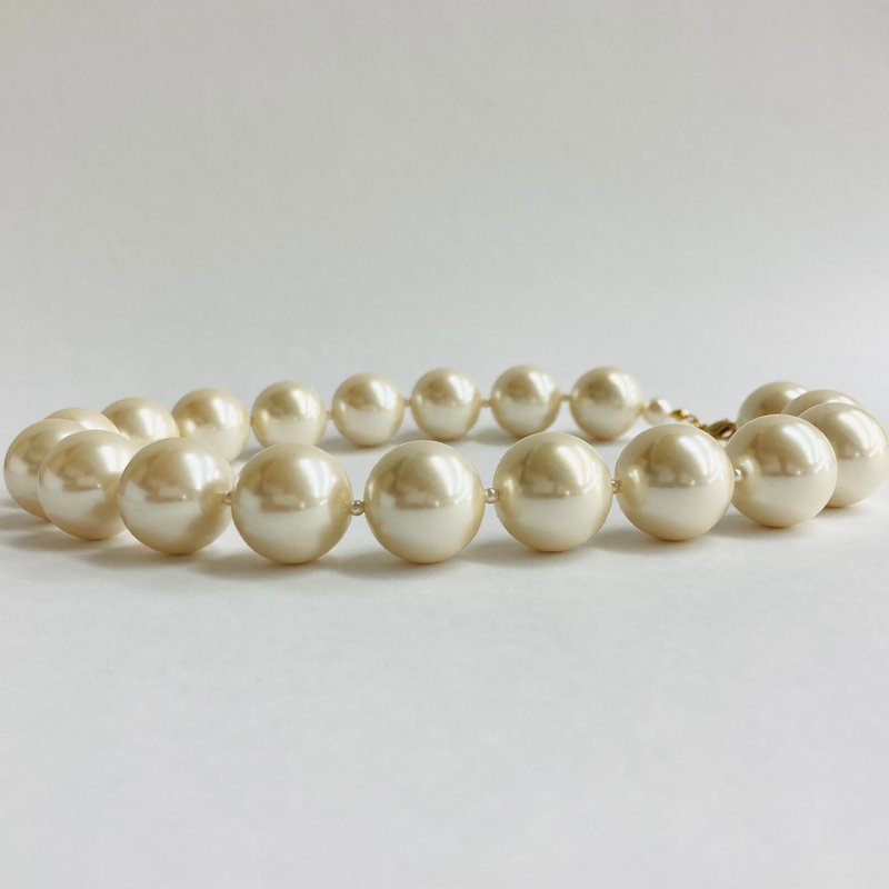 Resin BIG pearl necklace/approx. 20mm approx. 45cm/cream two-tone/made in Japan - สร้อยคอ - พลาสติก สีทอง