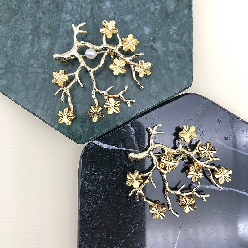 清雅桃花胸針 日本風格胸針 桃花 植物 清雅 珍珠胸針 母親節禮物 - 胸針 - 銅/黃銅 金色