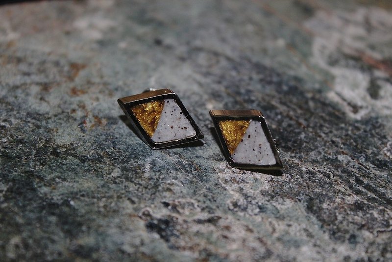 Double-sided Lawrence soft pottery clip-on earrings - Texture Gold X rock lime - ต่างหู - ดินเผา สีทอง
