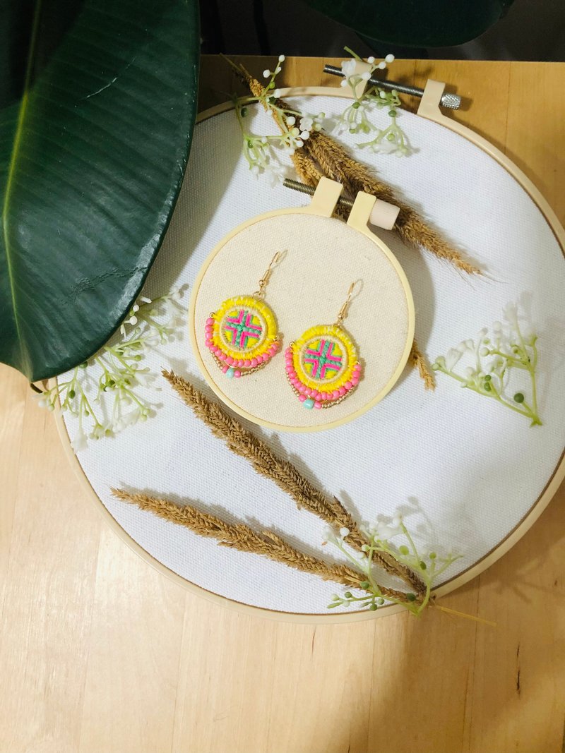 The hand woven earrings, Cute earrings, handmade jewelry - 耳環/耳夾/耳骨夾 - 繡線 多色