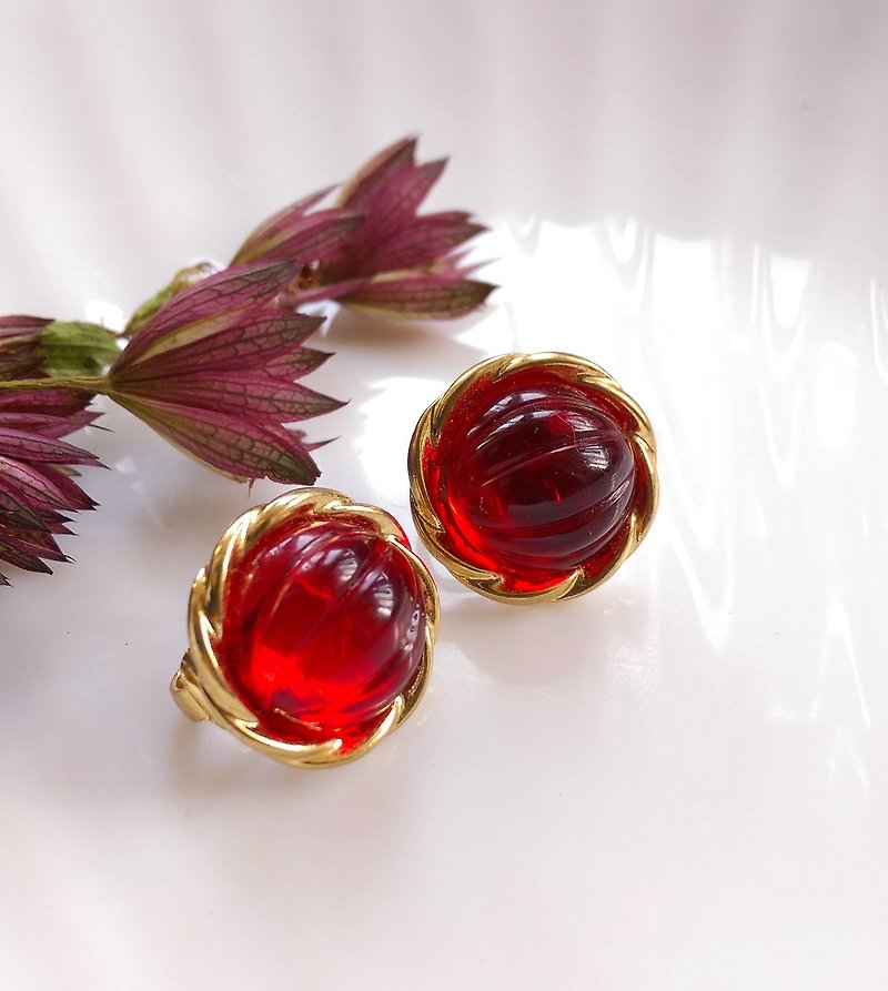 Western antique jewelry. Red plastic fruit clip earrings - ต่างหู - โลหะ สึชมพู