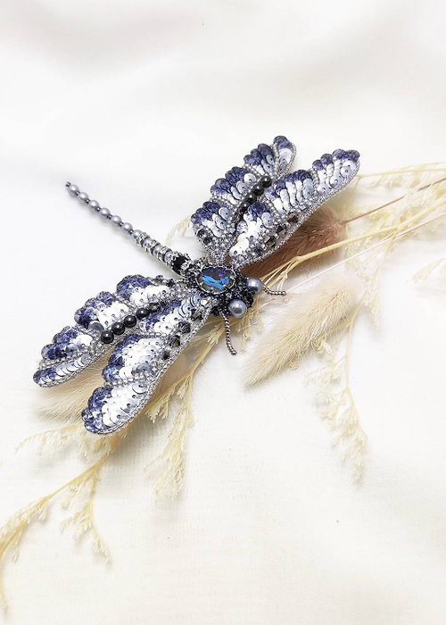 一隻蟲子 珠寶刺繡立體水晶昆蟲胸針-銀輝蜻蜓胸針