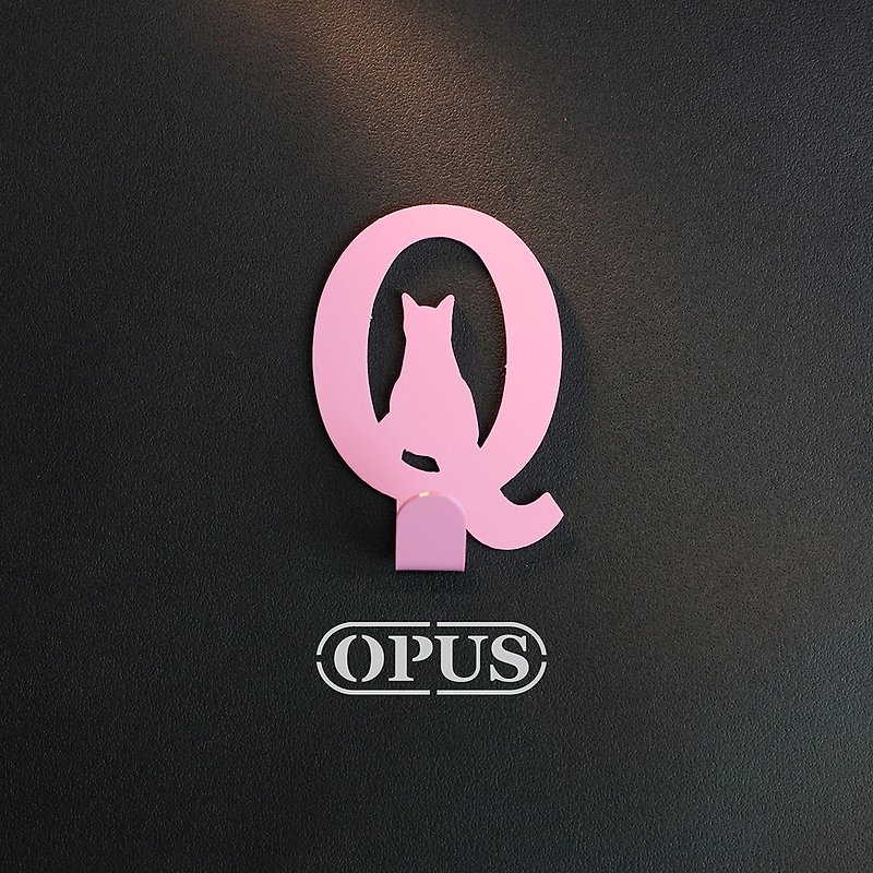 【OPUS Dongqi Metalworking】When a Cat Meets the Letter Q - Hanging Hook (Pink)/Wall Decoration Hook - ตกแต่งผนัง - โลหะ สึชมพู