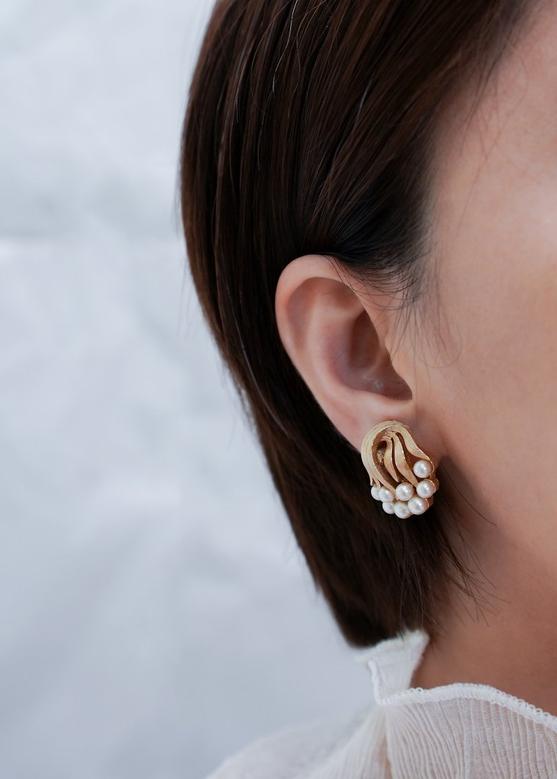 1960年代Lisner人造珍珠金色海草夾式耳環 - 耳環/耳夾 - 其他金屬 金色