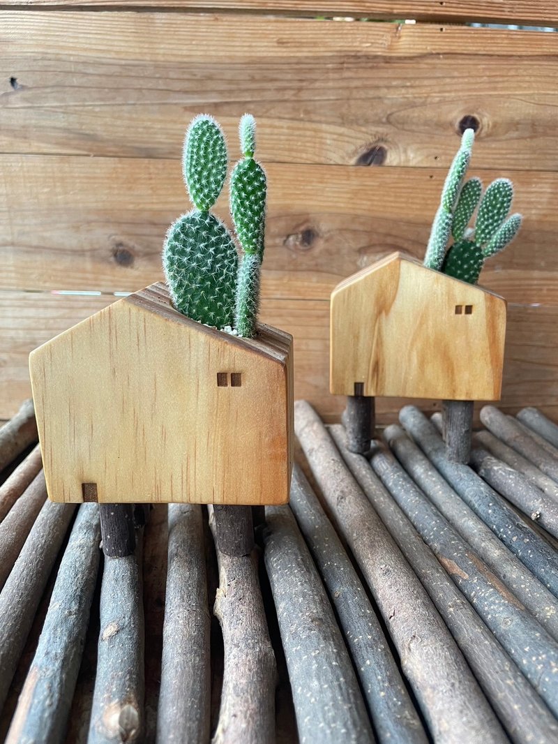 Cactus on the roof (free custom font engraved on the back) - Plants - Wood 