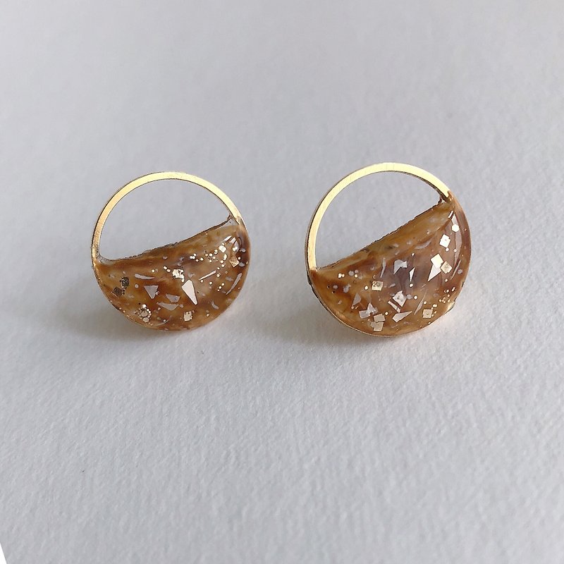 To be filled with the heart of the ocean, Phnom Penh, round geometric amber, smudged hollow ear, ear clip or ear clip - ต่างหู - เรซิน สีนำ้ตาล
