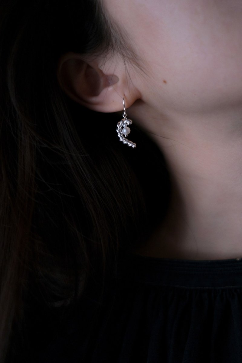 925純銀 珍珠 不對稱垂墜耳環 / 洛可可 Rococo - 耳環/耳夾 - 純銀 