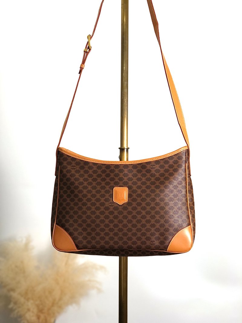 【 日本直送　名牌中古包 】CELINE セリーヌ マカダム ショルダーバッグ ブラウン レザー コーナー vintage ヴィンテージ オールド 3imkxz - 側背包/斜背包 - 防水材質 咖啡色