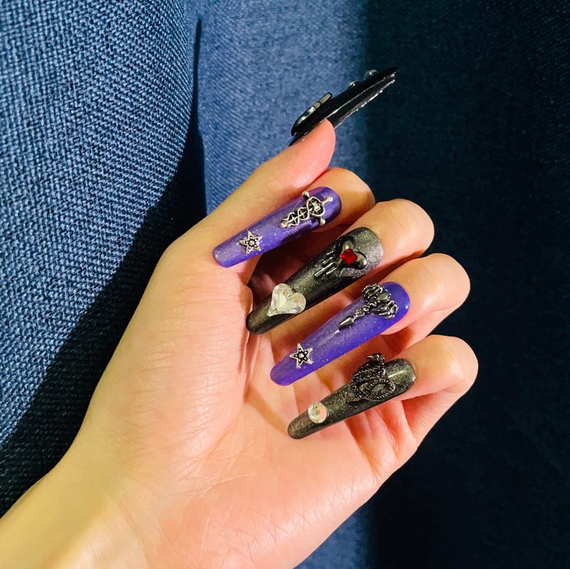 Dreamy Halloween cat eye wearing armor, metal heart fake nails, shiny purple - ยาทาเล็บ - พลาสติก หลากหลายสี