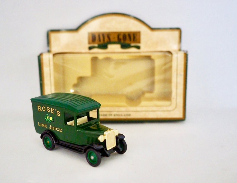 British-made dark green juice drink advertising Chevrolet truck with original box - ของวางตกแต่ง - โลหะ 