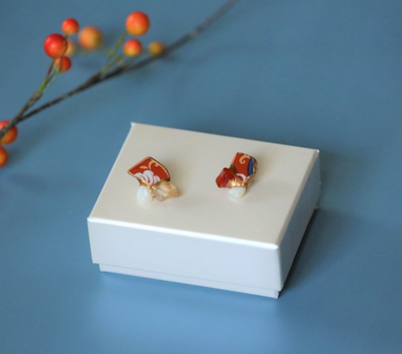 Arita porcelain porcelain kintsugi pierced Clip-On / carnelian, mother of pearl - ต่างหู - ดินเผา สีแดง