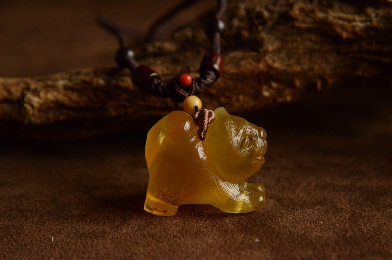 【Jiwang】Natural Amber Necklace Carved with Gold Twisted Honey Zodiac Dog - สร้อยคอ - เครื่องเพชรพลอย 