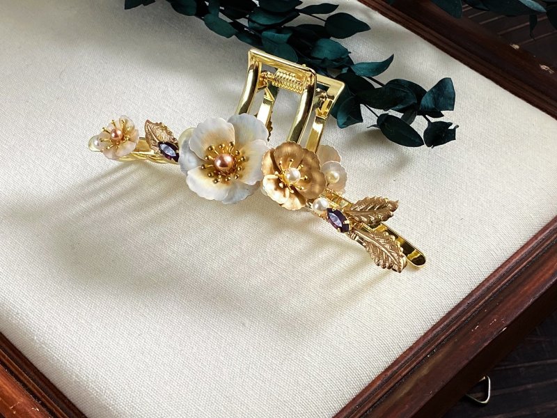 Swarovski Pearl Camellia Large Clip-Gold Bottom - เครื่องประดับผม - โลหะ 