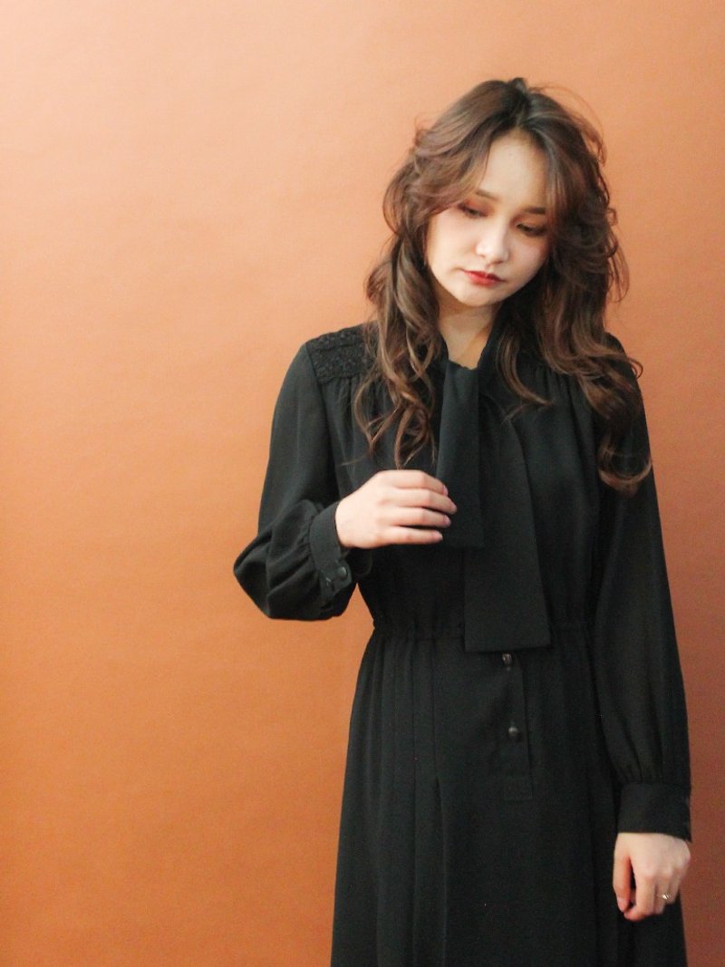 復古秋冬日本製典雅黑色蕾絲拼接領結百摺長袖古著洋裝 - 連身裙 - 聚酯纖維 黑色