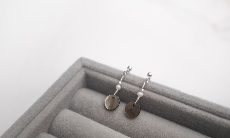 Silver Curtain / Late Night Rattle-Abalone Shell Small Pearl 925 Silver Earrings - Earrings & Clip-ons - Sterling Silver Gray