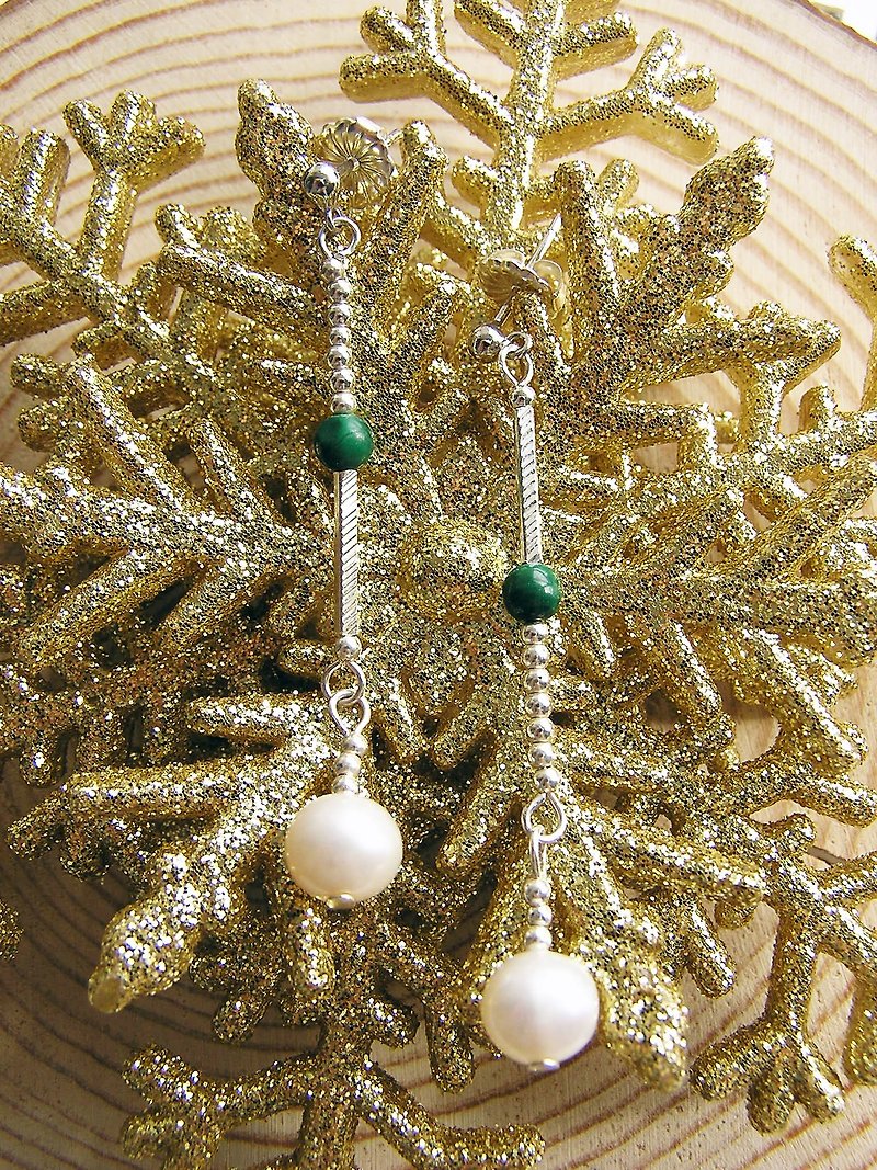 925 sterling silver with freshwater pearls and peacock Stone(Malachite) and design their own handmade earrings - ต่างหู - โลหะ สีเงิน